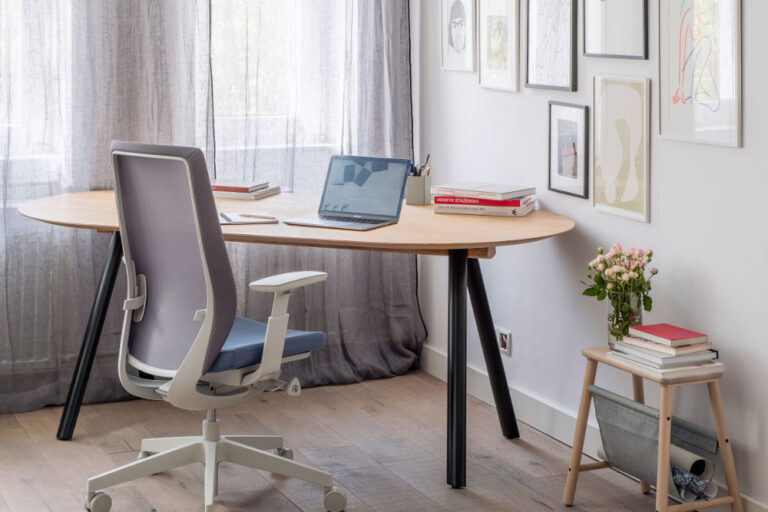 krzesło ergonimiczne przy biurku