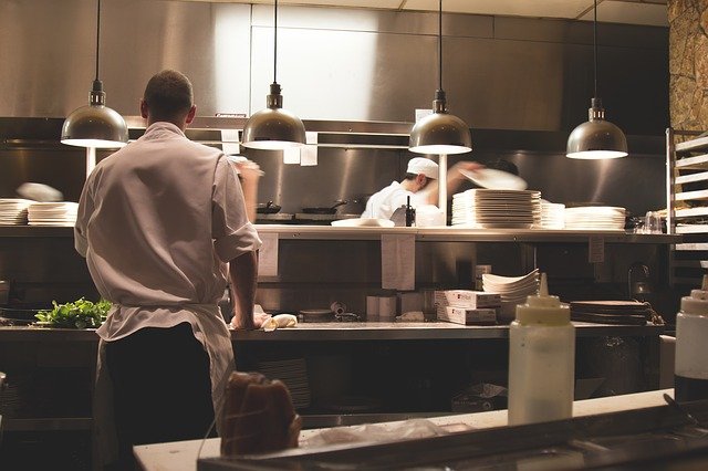 Chemia dla gastronomii a zwykłe środki czystości. Czym się różnią?