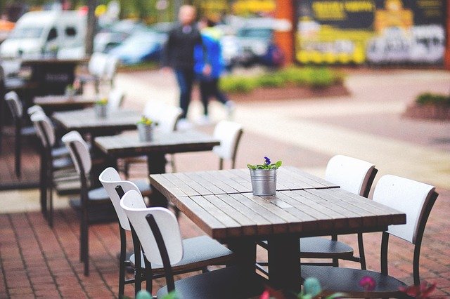 Jaki stół do restauracyjnego ogródka? Jaki rozmiar, kształt, materiał stołu?